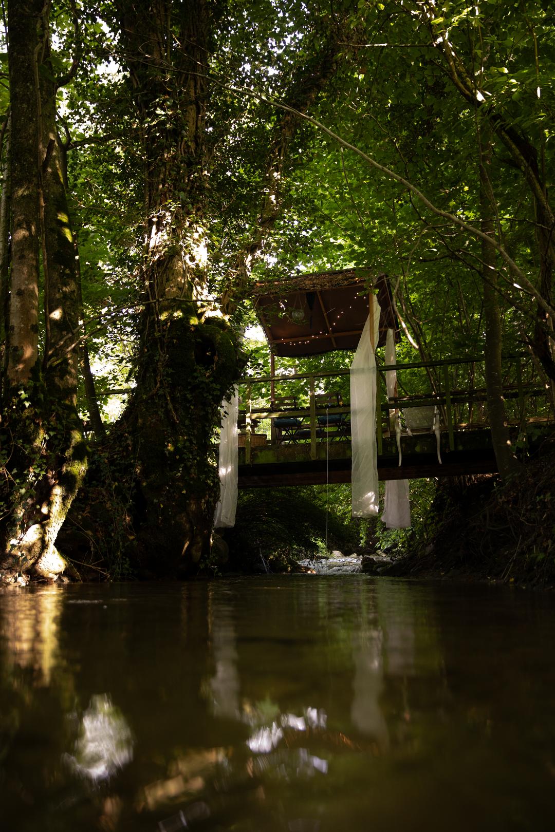 Le Royaume de Mila — terrasse sur la rivière